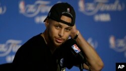 Stephen Curry, après le 2è titre de champion NBA des Golden State Warriors, Oakland, Californie, le 12 juin 2017. (AP Photo/Ben Margot) 