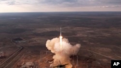 Roket Soyuz 2.1a dengan pesawat ruang angkasa Soyuz MS-25 yang membawa astronot NASA Tracy Dyson, Oleg Novitsky dari Roscosmos dan Marina Vasilevskaya dari Belarus ke Stasiun Luar Angkasa Internasional, ISS, lepas landas di Kazakhstan, 23 Maret 2024. (Foto: via AP)