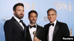 Produser dan Sutradara Ben Affleck (kanan) berpose bersama para produser film "Argo" Grant Heslov (tengah) dan George Clooney (14/1). Ben Affleck menerima penghargaan Sutradara Terbaik dan Film "Argo" diumumkan sebagai pemenang dalam katagori film drama terbaik dalan ajang tahunan Golden Globe Award ke-70 di Beverly Hills, California.