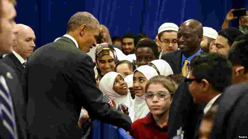 Presiden AS Barack Obama menyapa para siswa setelah berpidato di masjid Islamic Society of Baltimore di Catonsville, Maryland, 3 February 2016.