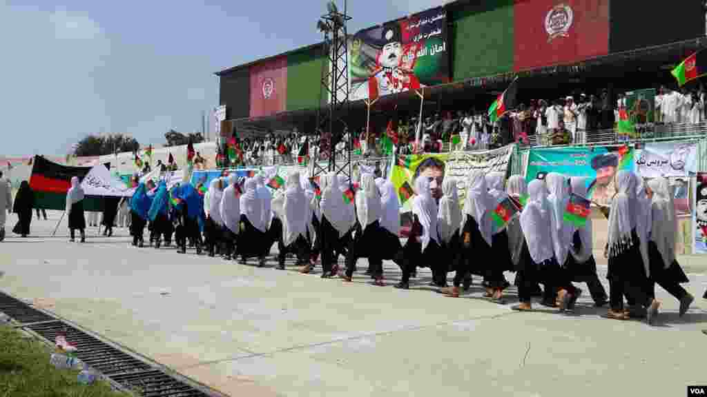 محصلین و متعلمین طی مراسمی خاص بمناسبت تجلیل از روز استقلال کشور در خوست در رسم گذشت سهم گرفتند