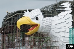 Bangunan bermotif burung tengah dibangun di dekat jalan tol baru yang menghubungkan antara ibu kota Nusantara dengan kota pelabuhan Balikpapan di Balikpapan, Kalimantan Timur. (Yasuyoshi CHIBA / AFP)