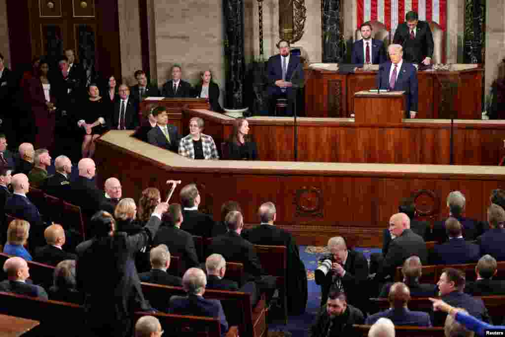 Anggota DPR AS Al Green (Partai Demokrat, Texas) menyela pidato Presiden AS Donald Trump di hadapan sidang gabungan Kongres di Ruang Sidang DPR AS di Washington DC, Selasa (4/5) malam. (Reuters)&nbsp;