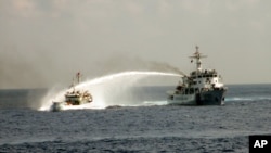 Kapal patroli Vietnam (kiri) terlibat tembak menembak meriam air dengan kapal China di perairan sengketa Laut China selatan, Senin 12/5 (foto: dok).