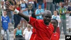 Le footballeur George Weah lors de son jubilé de fin de carrière à Marseille, en France, le 11 juin 2005