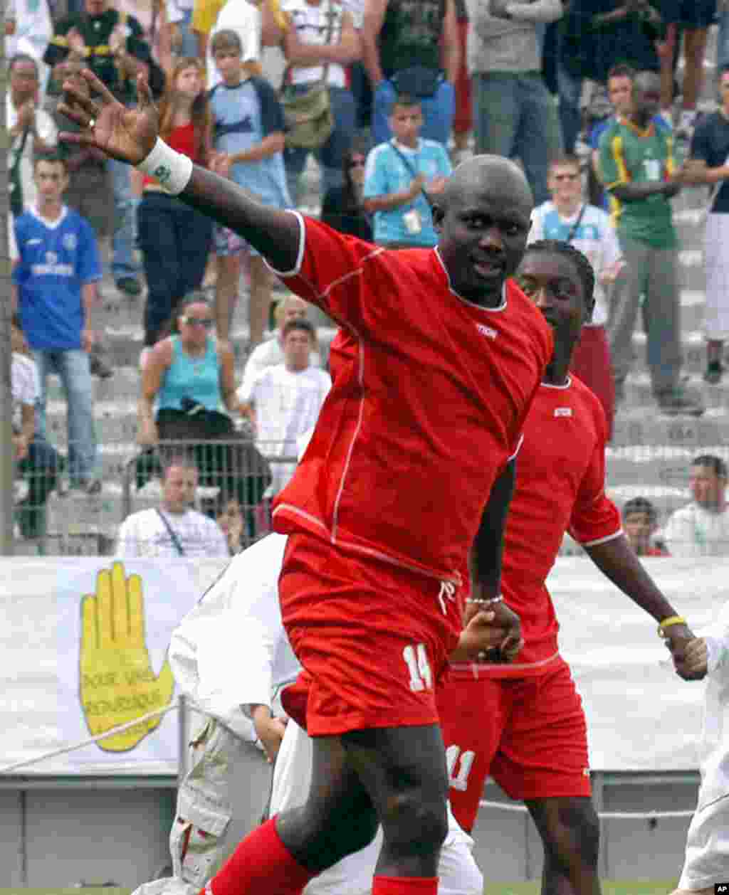 L&#39;ancien footballeur libérien George Weah , à droite, salue la foule au cours du match de son jubilé joué à Marseille, au Sud de la France, samedi 11 juin 2005. Weah a annoncé sa candidat aux prochaines élections pour le Sénat après au Liberia.