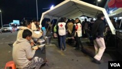 Personal de la Cruz Roja de Ecuador asiste a migrantes venezolanos en la frontera con Colombia antes de la apertura de un corredor humanitario de 24 horas el jueves 23 de agosto a la medianoche para trasladarlos en autobús a la frontera con Perú. Foto: Celia Mendoza, VOA. 