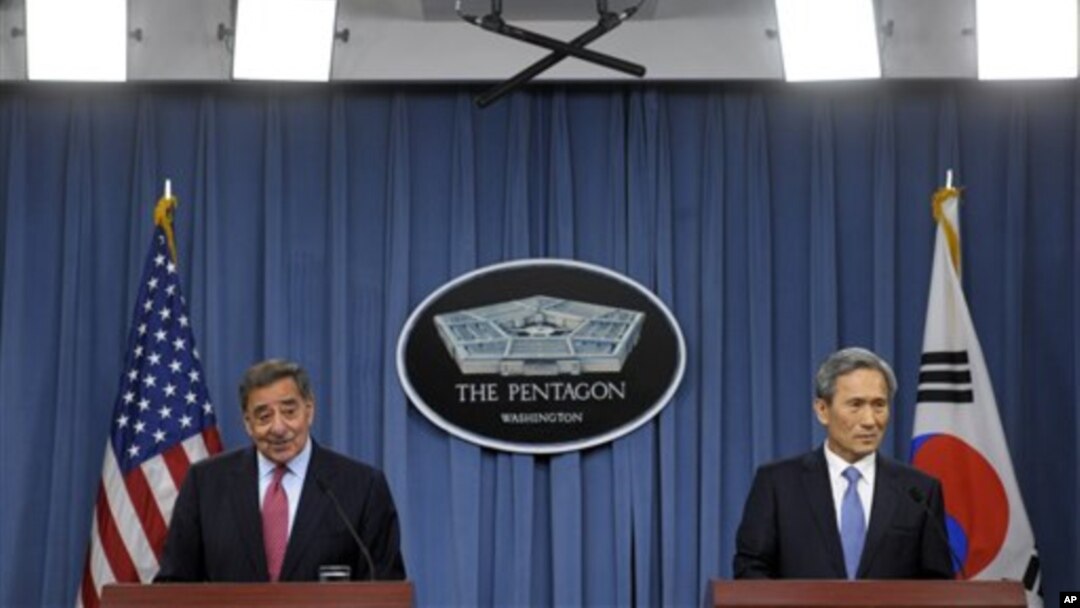 Bộ trưởng Quốc phòng Hoa Kỳ Leon Panetta (trái) và Bộ trưởng Quốc phòng Nam Triều Tiên Kim Kwan-jin tham gia vào một cuộc họp báo chung ở Ngũ Giác Đài. 24/10/2012 (AP Photo/Cliff Owen)