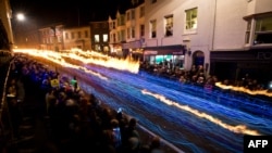 Une foule assiste à un défilé organisé lors de la nuit du "Bonfire" le 5 novembre 2013 à Lewes, Sussex en Angleterre.