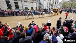 El rey Carlos y la reina Camila de Gran Bretaña recorren Whitehall antes de la ceremonia de coronación en Londres, Gran Bretaña, el 6 de mayo de 2023. REUTERS/John Sibley
