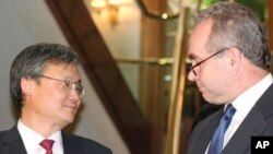 Deputy South Korean Foreign Minister Lee Yong-joon and U.S. envoy Kurt Campbell at a Seoul hotel, 17 Jun 2010