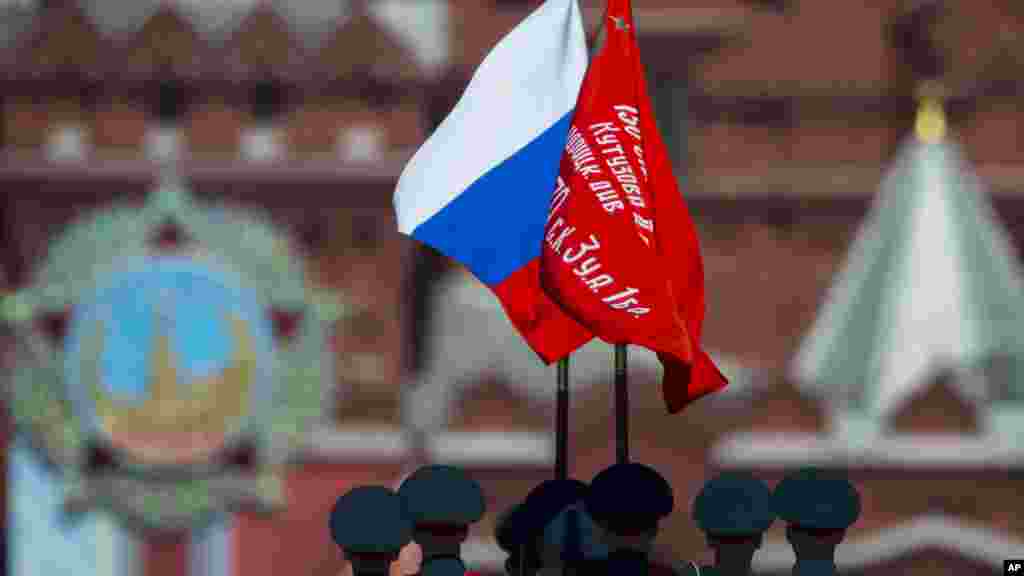 Un garde d&#39;honneur russe porte le drapeau national, dans la célébration des 71 ans après la victoire dans la Seconde Guerre mondiale le 9 mai 2016.