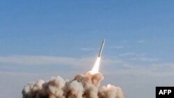 "이 스크린샷은 이란 혁명수비대(IRGC)의 세파뉴스(Sepah News)가 2026년 7월 20일에 공개한 영상 기사에서 캡처한 것으로 걸프만의 미군 목표물을 향해 공개되지 않은 장소에서 발사되는 미사일이라고 말하는 것을 보여준다.