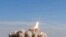 "이 스크린샷은 이란 혁명수비대(IRGC)의 세파뉴스(Sepah News)가 2026년 7월 20일에 공개한 영상 기사에서 캡처한 것으로 걸프만의 미군 목표물을 향해 공개되지 않은 장소에서 발사되는 미사일이라고 말하는 것을 보여준다.