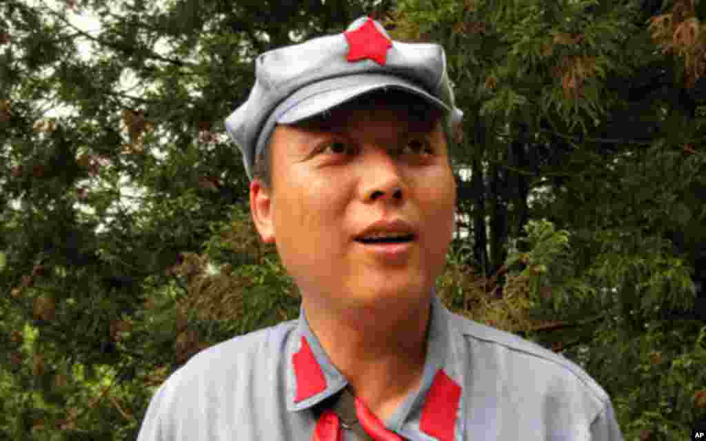 各地来的干部在井冈山穿着红军服装