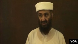 En los videos grabados, bin Laden aparece con la barba tenida de negra, lo que según los expertos revela que se preocupaba mucho por su imagen pública.