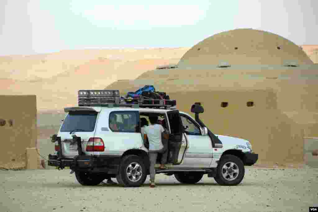 Star-gazers leave the site from which they viewed the Perseid Meteor Shower in the Valley of Whales, in Fayoum, Egypt, Aug. 12, 2017. (H. Elrasam/VOA)