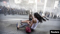 Polisi anti-huru hara menggunakan meriam air untuk membubarkan aktivis hak LGBT di Istanbul, Turki, 2015. (Reuters/Kemal Aslan)