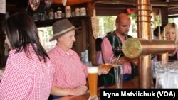 Orang-orang minum bir di sebuah bar di Jerman. (Foto: ilustrasi)