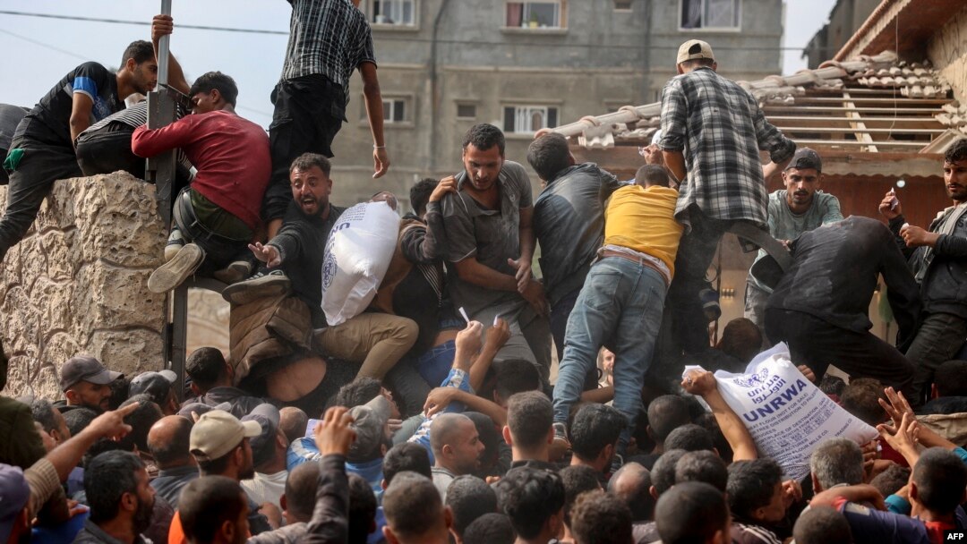 Warga antre untuk menerima bantuan pangan dari United Nations Relief and Works Agency (UNRWA) di Deir el-Balah, Jalur Gaza, 3 November 2024 (foto: dok). 