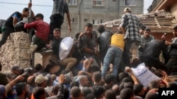 Warga antre untuk menerima bantuan pangan dari United Nations Relief and Works Agency (UNRWA) di Deir el-Balah, Jalur Gaza, 3 November 2024 (foto: dok). 