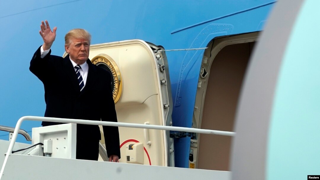 Presiden Amerika Serikat, Donald Trump melambaikan tangannya dari pesawat Air Force One di Bandara Militer Andrews, Maryland, setibanya dari Palm Beach, Florida, 22 April 2018. 
