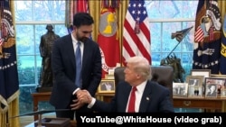 2025年11月21日，美国总统唐纳德·特朗普在白宫椭圆形办公室与纽约市当选市长佐赫兰·马姆达尼会面。