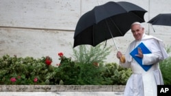 Le pape François arrive au Vatican pour le Synode sur la famille le 10 Octobre 2015. Source: AP