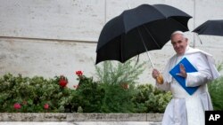 Le pape François arrive à une session du Synode sur la famille au Vatican, 10 octobre 2015. (AP Photo/Andrew Medichini) 