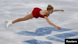 Gracie Gold de EE.UU. realiza una demostración acrobática durante su competencia en Sochi. 