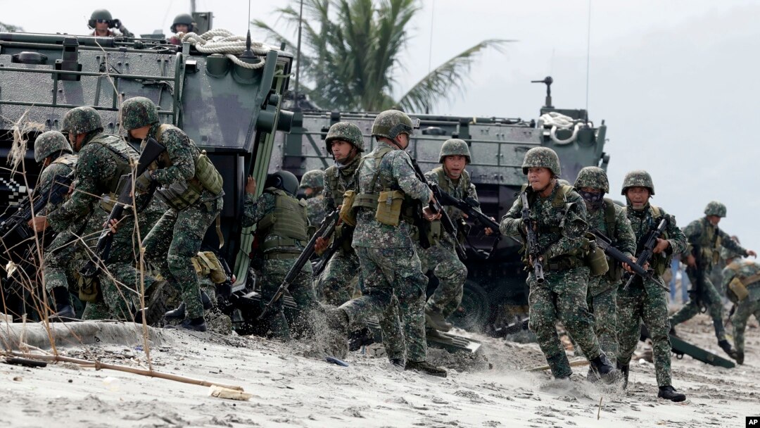 Tentara Angkatan Laut Filipina turun dari kendaraan penyerang amfibi, saat mengadakan latihan di bekas pangkalan militer AS di Subic, Provinsi Zambales pada 21 September 2019. (Foto: AP)