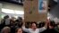 Los manifestantes acudieron al aeropuerto JFK de Nueva York, a una de las terminales en una protesta espontánea.