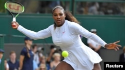 Serena Williams saat bertanding di Wimbledon, London, 14 Juli 2018.