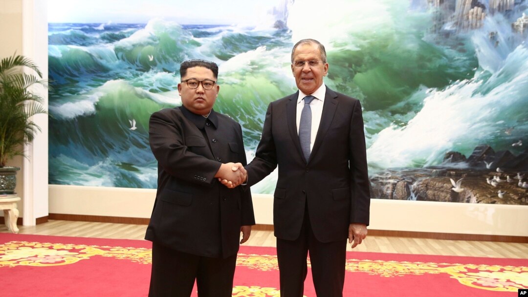 Pemimpin Korea Utara, Kim Jong-un (kiri) dan Menteri Luar Negeri Rusia Sergei Lavrov di Pyongyang, Korea Utara, 31 Mei 2018.