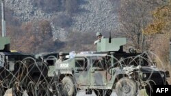 Americki vojnici obezbedjuju administrativni prelaz Jarinje posle intervencije KFOR-a 9. novembra 2011.