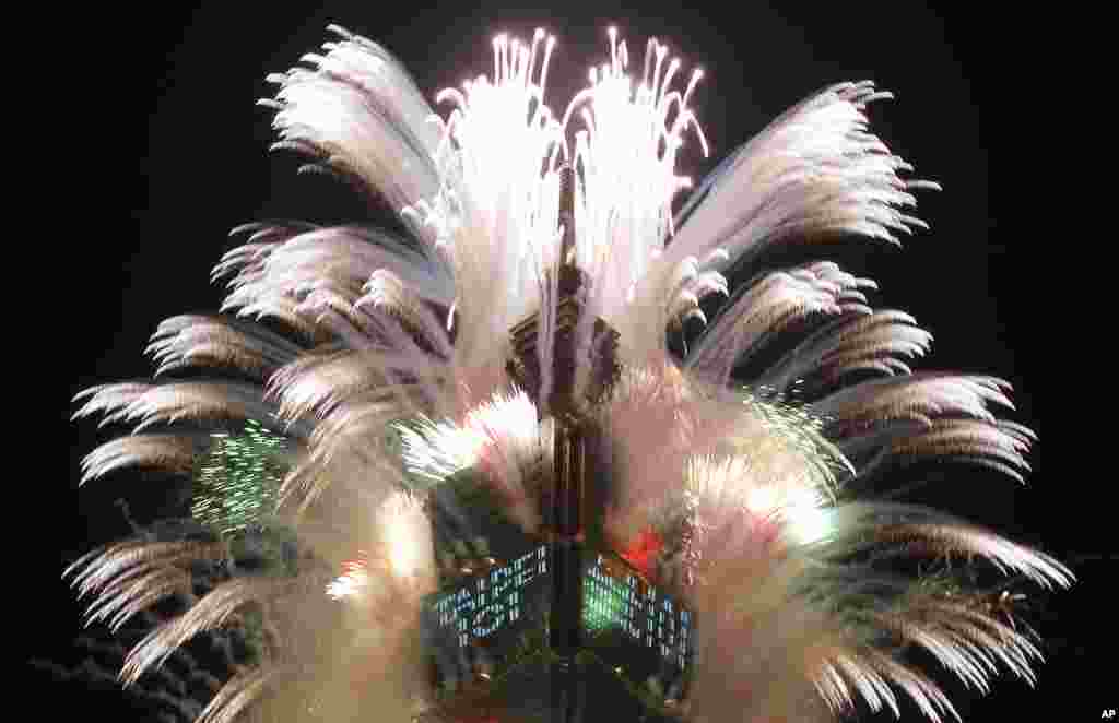 Fireworks explode from Taiwan's tallest skyscraper Taipei 101 during New Year celebrations in Taipei, January 1, 2012. (Reuters)