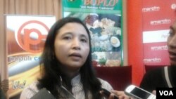 Anggota KPU, Ida Budiarti berharap wacana calon tunggal dalam Pilkada 2015 dikaji ulang karena akan berdampak terhadap banyak hal, diantaranya mengubah Undang-Undang Nomor 1 Tahun 2015 Tentang Pilkada serta mengubah Peraturan KPU Nomor 12 Tahun 2015 (Foto: VOA/Iris Gera).