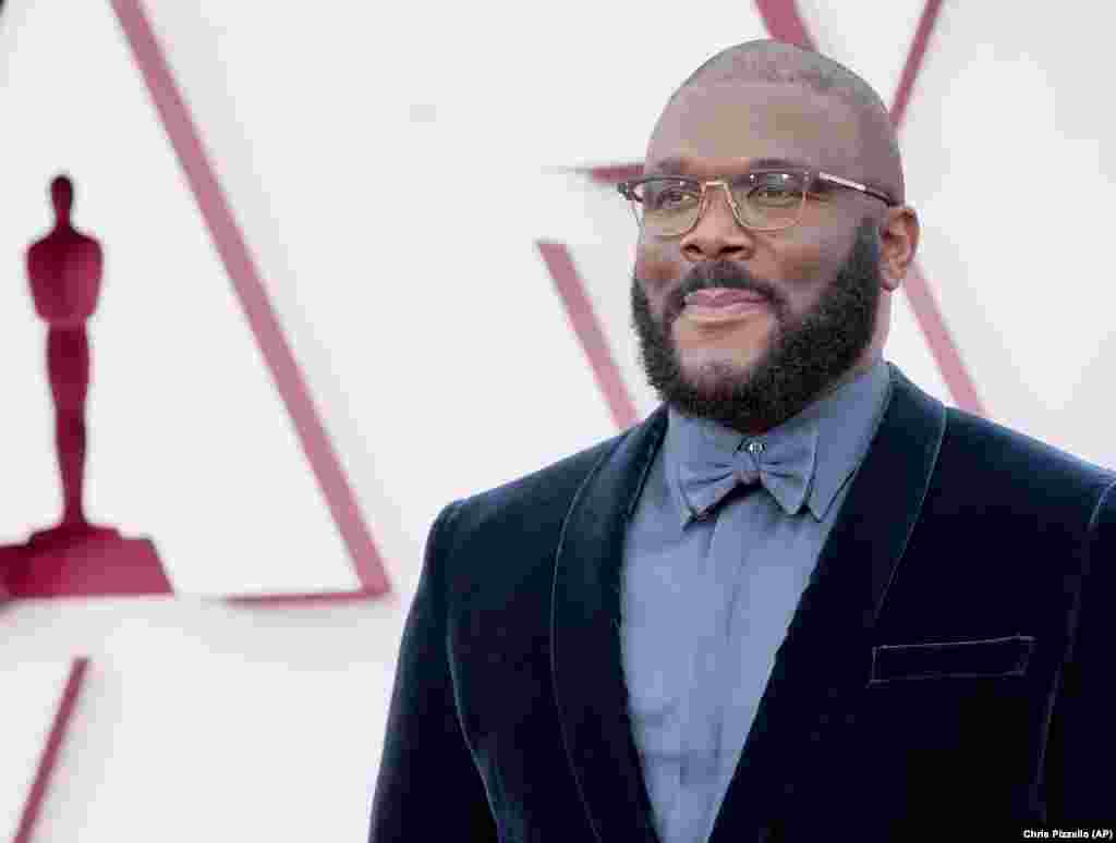 &quot;Recuso-me a odiar uma pessoa por ser mexicana, negra, branca, agente da pol&#237;cia, LGBTQ, asi&#225;tica... Dedico este pr&#233;mio a qualquer pessoa que queira estar no meio e negar o &#243;dio&quot;, disse Tyler Perry ao receber o Oscar Humanit&#225;rio Jean Hersholt 