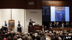 Suasana lelang benda-benda seni yang diselenggarakan oleh rumah lelang Sotheby's, New York, 2 Mei 2012 (Foto: dok). 