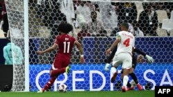 اکرم عفیف مهاجم قطر، سومین گل تیمش را مقابل لبنان به ثمر رساند