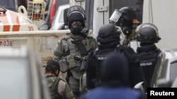 Belgian police stage a raid, in search of suspected muslim fundamentalists linked to the deadly attacks in Paris, in the Brussels suburb of Molenbeek, Nov.16, 2015