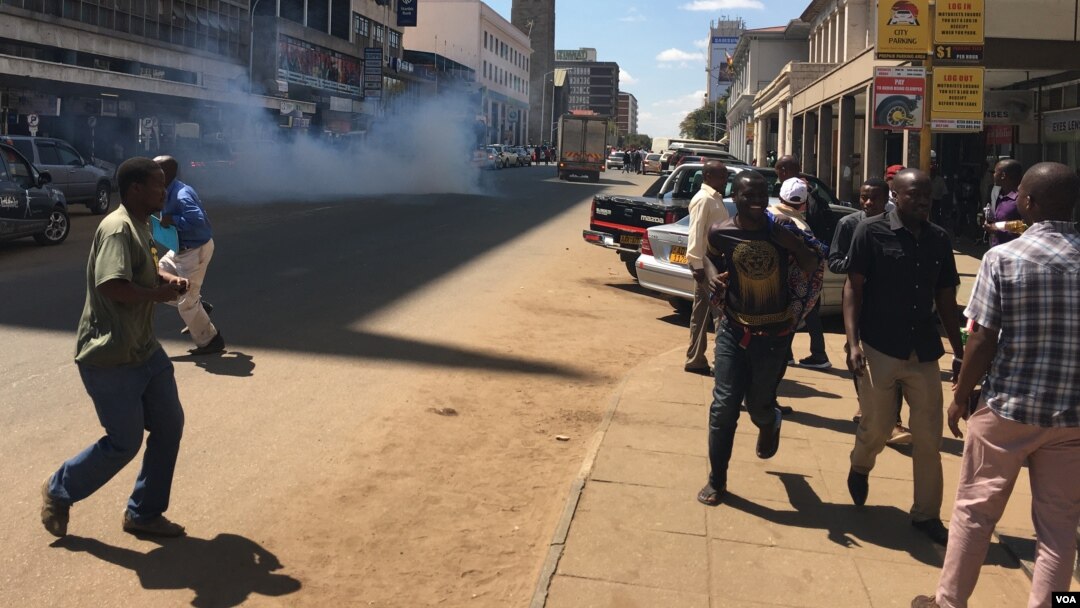 The use of tear gas by police has become common in the streets of Harare as the wave of protests that began in early July continues. (C Mavhunga/VOA) 