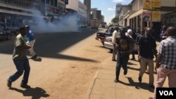 The use of tear gas by police has become common in the streets of Harare as the wave of protests that began in early July continues. (C Mavhunga/VOA) 