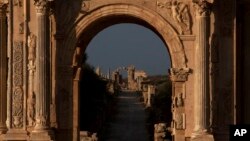 Vue sur l'arc de Septime Sévère près des ruines de la ville romaine de Leptis Magna, en Libye, le 18 juin 2012.