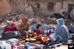Porodice u selu Mula Brahim poslije zemljotresa. (Foto: AP/Mosa'ab Elshamy)