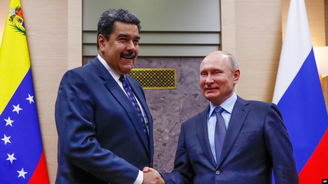 Tư liệu- TT Nga Vladimir Putin bắt tay với TT Venezuela Maduro. 