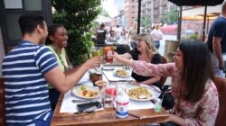 뉴욕 시민들이 식당에서 자유롭게 식사를 즐기고 있다.
