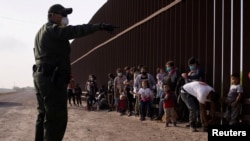 Un agente fronterizo instuye a los inmigrantes después de cruzar el muro desde el Río Grandes hacia EE. UU. en Peñitas, Texas, en marzo de 2017. 