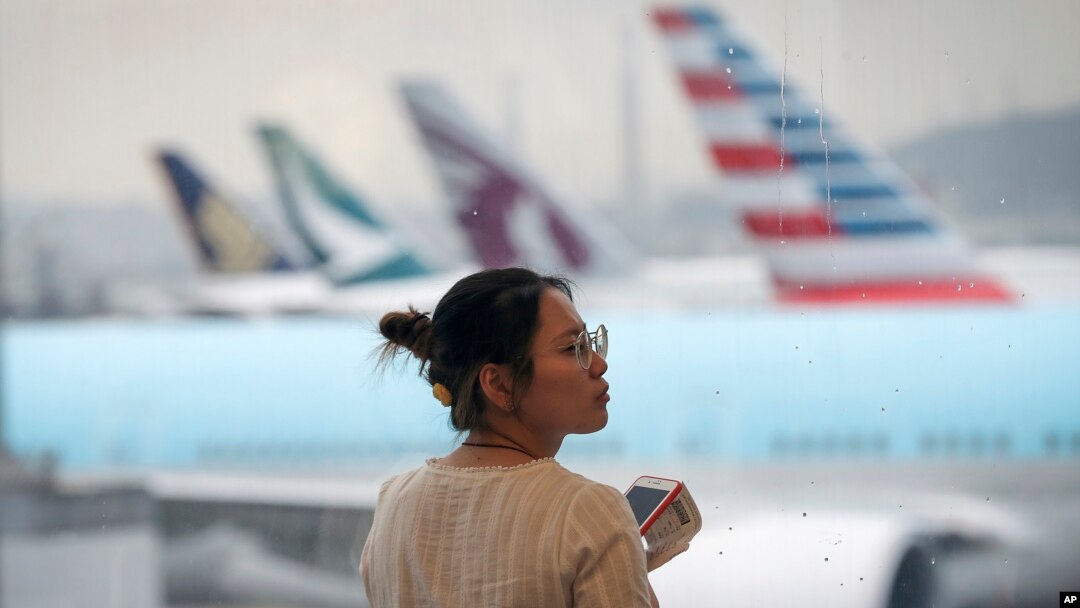 Seorang wanita di Bandara Internasional Hong Kong, Senin, 12 Agustus 2019. Ini adalah salah satu bandara tersibuk di dunia. (Foto: AP/Vincent Thian)
