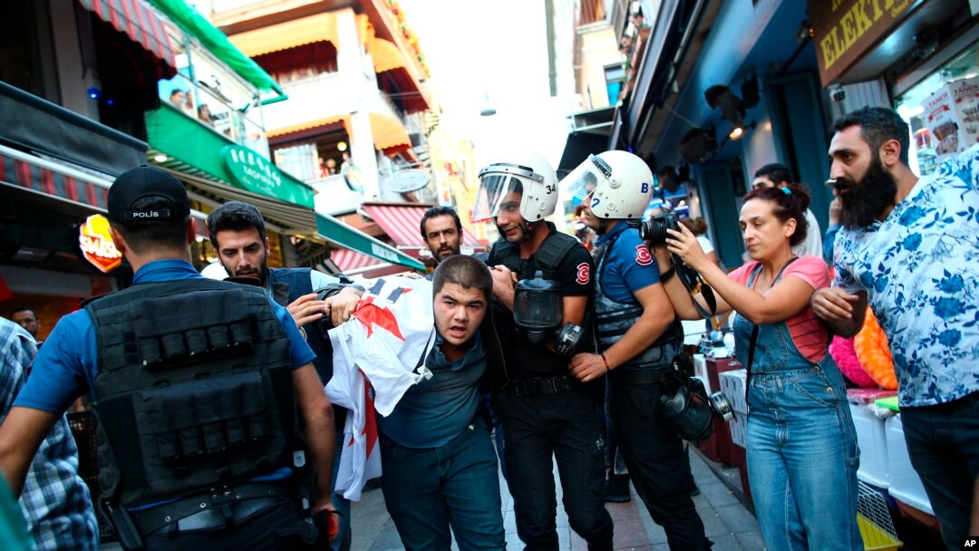 Polisi Turki menahan para pemrotes yang berkumpul untuk memberikan dukungan kepada para pekerja yang ditangkap Sabtu pagi, karena memprotes kondisi buruh di bandara baru Istanbul, di Istanbul, Sabtu, 15 September 2018. (Foto: dok).